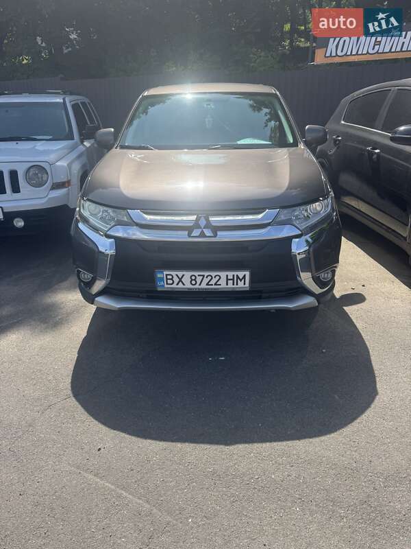 Внедорожник / Кроссовер Mitsubishi Outlander 2017 в 