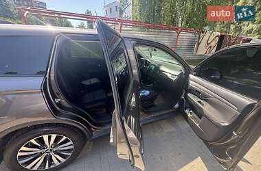 Внедорожник / Кроссовер Mitsubishi Outlander 2017 в 