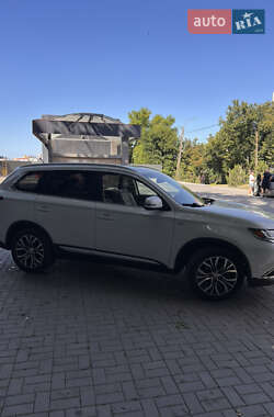 Внедорожник / Кроссовер Mitsubishi Outlander 2015 в 