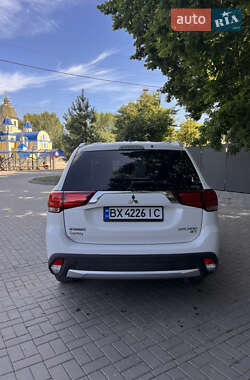 Внедорожник / Кроссовер Mitsubishi Outlander 2015 в 