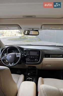 Внедорожник / Кроссовер Mitsubishi Outlander 2015 в 