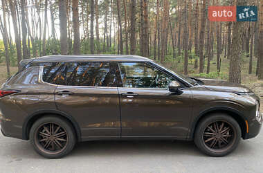 Внедорожник / Кроссовер Mitsubishi Outlander 2022 в 