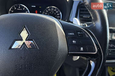Внедорожник / Кроссовер Mitsubishi Outlander 2015 в 