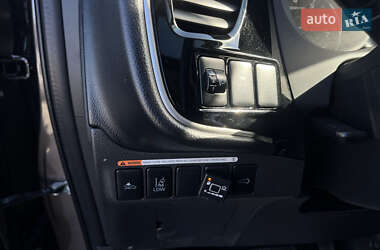 Внедорожник / Кроссовер Mitsubishi Outlander 2015 в 