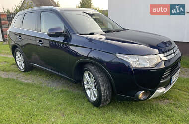 Внедорожник / Кроссовер Mitsubishi Outlander 2015 в 