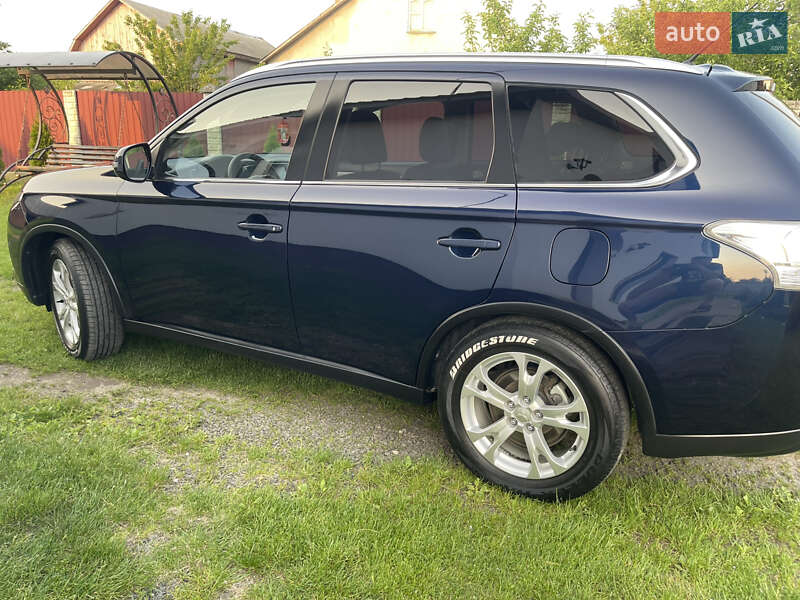 Внедорожник / Кроссовер Mitsubishi Outlander 2015 в Владимирце
