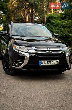 Позашляховик / Кросовер Mitsubishi Outlander 2017 в Києві