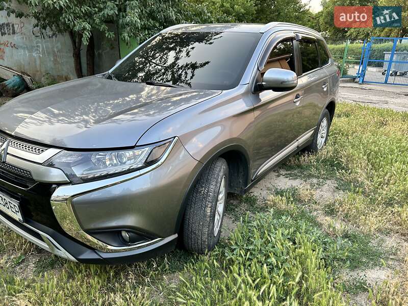 Внедорожник / Кроссовер Mitsubishi Outlander 2018 в Запорожье