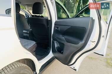 Внедорожник / Кроссовер Mitsubishi Outlander 2012 в 