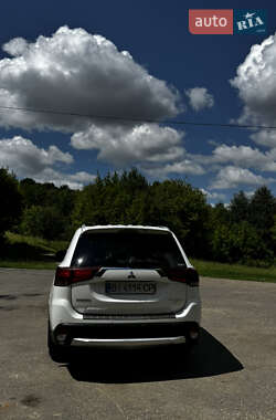 Внедорожник / Кроссовер Mitsubishi Outlander 2015 в 