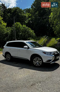 Внедорожник / Кроссовер Mitsubishi Outlander 2015 в 