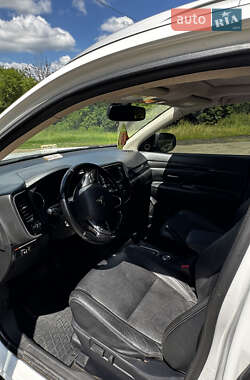 Внедорожник / Кроссовер Mitsubishi Outlander 2015 в 