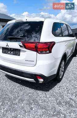 Позашляховик / Кросовер Mitsubishi Outlander 2017 в 