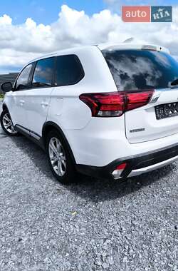 Позашляховик / Кросовер Mitsubishi Outlander 2017 в 
