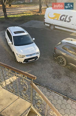 Внедорожник / Кроссовер Mitsubishi Outlander 2014 в 
