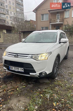 Внедорожник / Кроссовер Mitsubishi Outlander 2014 в 