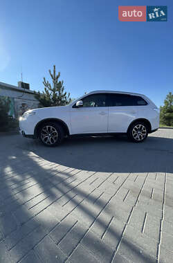 Внедорожник / Кроссовер Mitsubishi Outlander 2014 в 