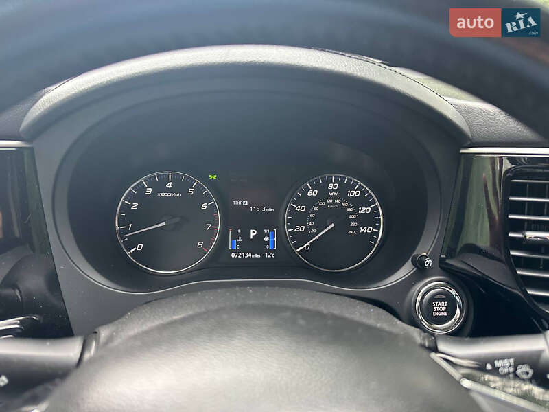 Внедорожник / Кроссовер Mitsubishi Outlander 2016 в Киеве
