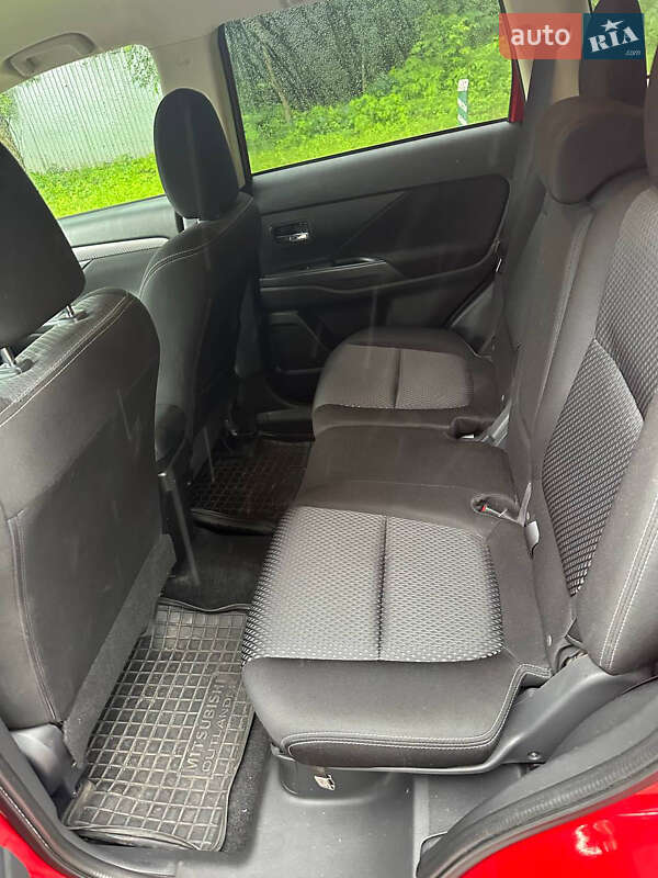 Внедорожник / Кроссовер Mitsubishi Outlander 2016 в Киеве