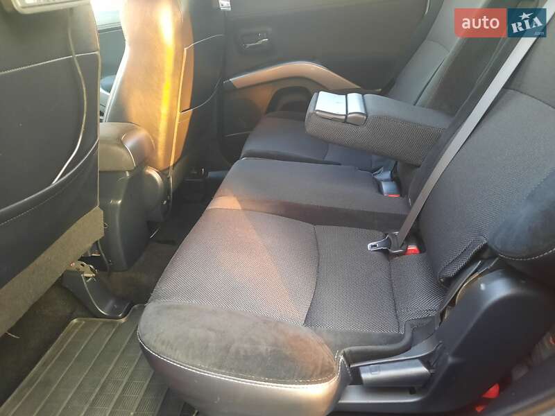 Внедорожник / Кроссовер Mitsubishi Outlander 2012 в Стрые
