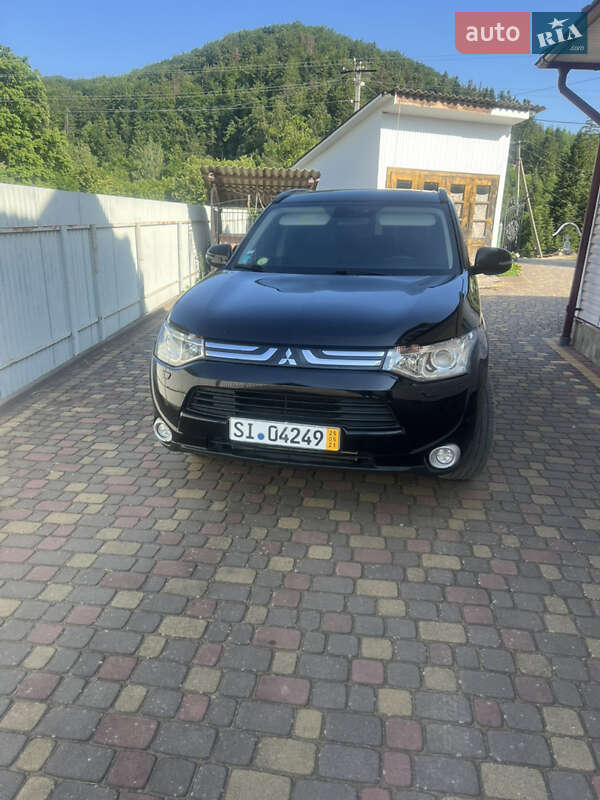 Внедорожник / Кроссовер Mitsubishi Outlander 2012 в Коломые