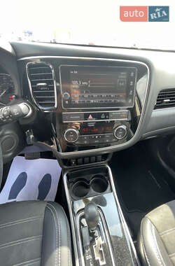 Внедорожник / Кроссовер Mitsubishi Outlander 2019 в 