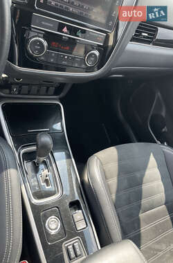 Внедорожник / Кроссовер Mitsubishi Outlander 2019 в 