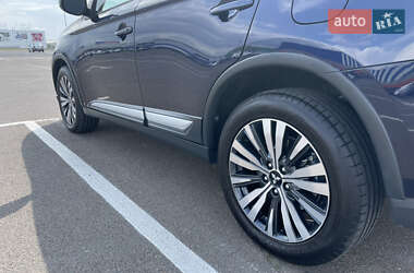Внедорожник / Кроссовер Mitsubishi Outlander 2019 в 