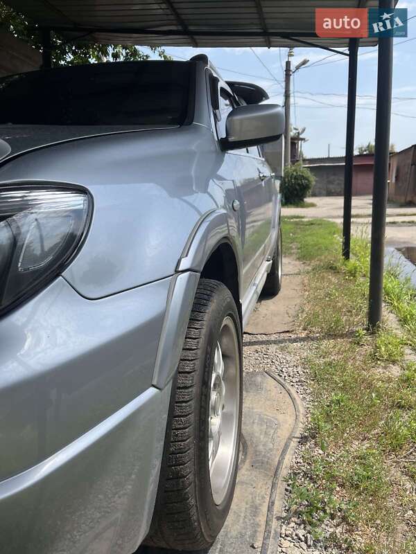 Позашляховик / Кросовер Mitsubishi Outlander 2004 в Харкові