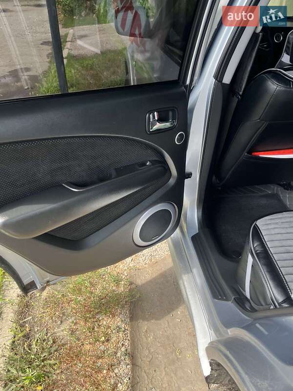 Позашляховик / Кросовер Mitsubishi Outlander 2004 в Харкові