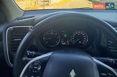 Внедорожник / Кроссовер Mitsubishi Outlander 2012 в 