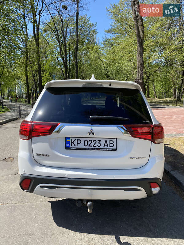 Внедорожник / Кроссовер Mitsubishi Outlander 2019 в Киеве