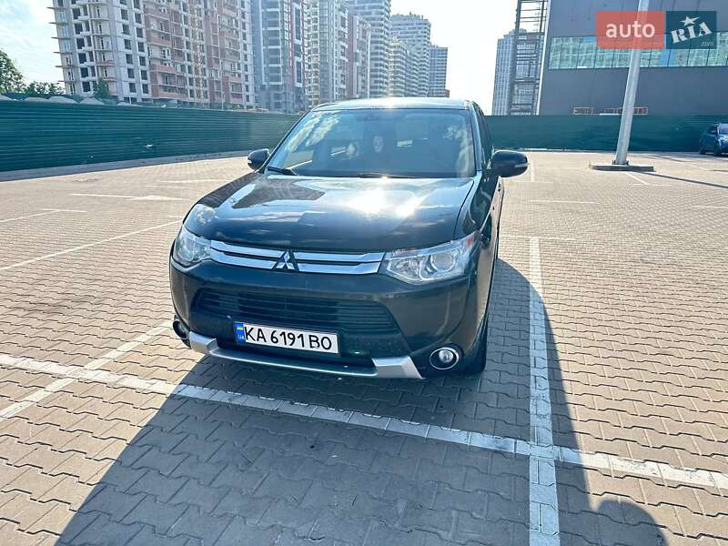 Позашляховик / Кросовер Mitsubishi Outlander 2014 в Києві