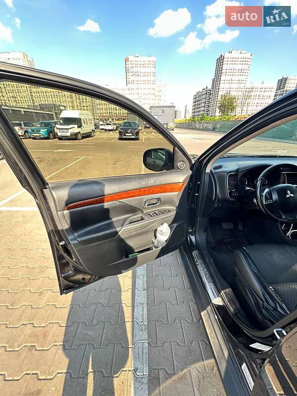 Позашляховик / Кросовер Mitsubishi Outlander 2014 в Києві