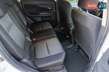 Внедорожник / Кроссовер Mitsubishi Outlander 2013 в 