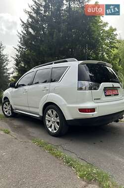 Внедорожник / Кроссовер Mitsubishi Outlander 2011 в 