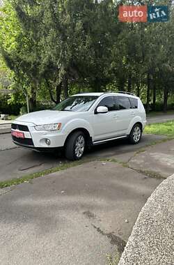 Внедорожник / Кроссовер Mitsubishi Outlander 2011 в 