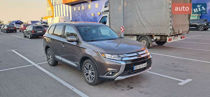 Внедорожник / Кроссовер Mitsubishi Outlander 2017 в Николаеве
