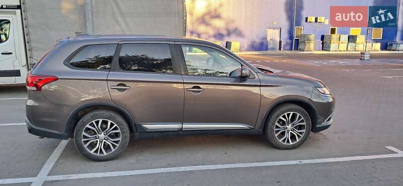 Внедорожник / Кроссовер Mitsubishi Outlander 2017 в Николаеве