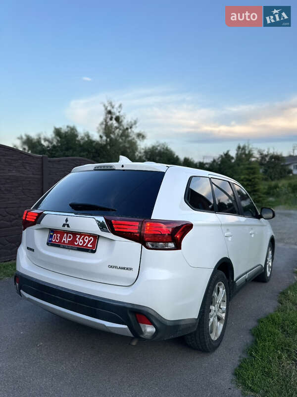 Позашляховик / Кросовер Mitsubishi Outlander 2017 в Рівному