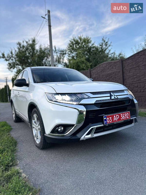 Позашляховик / Кросовер Mitsubishi Outlander 2017 в Рівному