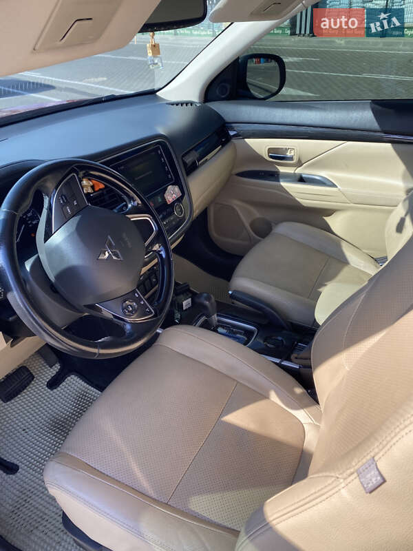 Позашляховик / Кросовер Mitsubishi Outlander 2017 в Первомайську