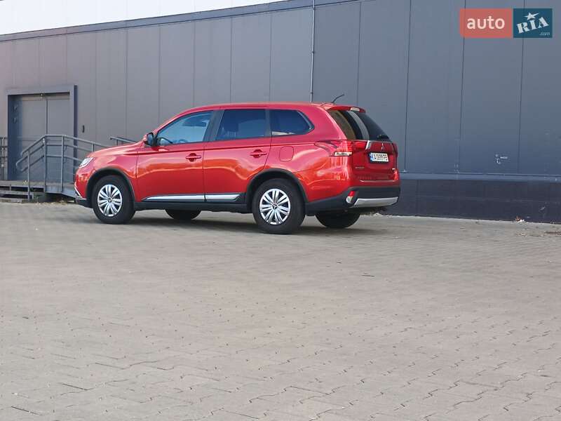 Внедорожник / Кроссовер Mitsubishi Outlander 2015 в Киеве