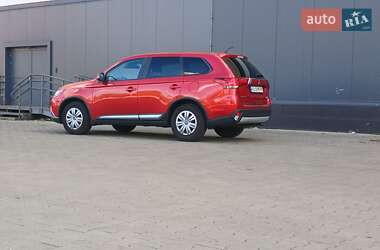 Внедорожник / Кроссовер Mitsubishi Outlander 2015 в 
