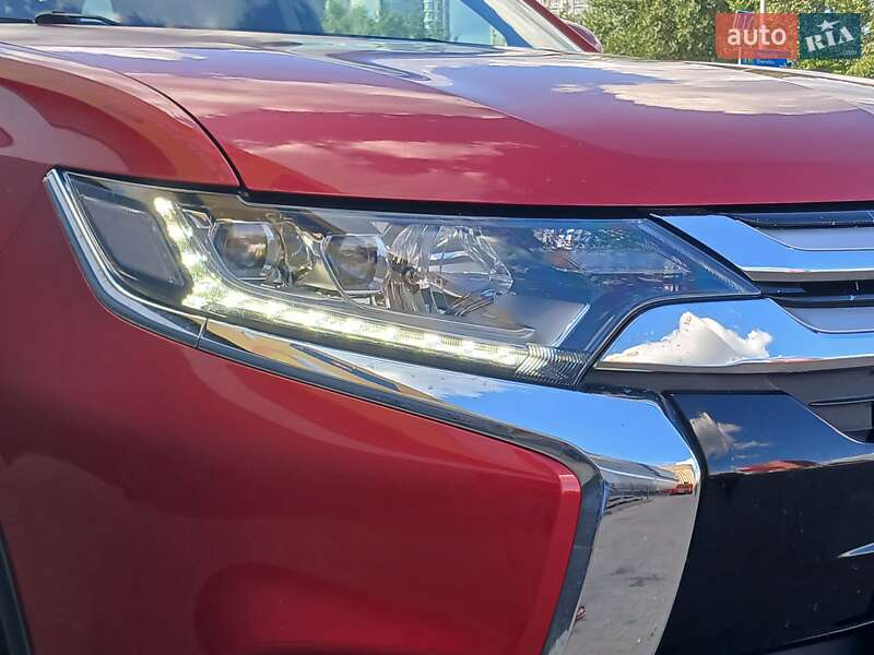 Внедорожник / Кроссовер Mitsubishi Outlander 2015 в Киеве