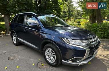 Внедорожник / Кроссовер Mitsubishi Outlander 2016 в 