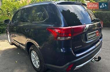 Внедорожник / Кроссовер Mitsubishi Outlander 2016 в 