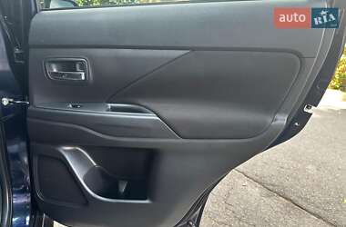 Внедорожник / Кроссовер Mitsubishi Outlander 2016 в 