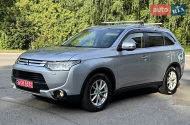 Внедорожник / Кроссовер Mitsubishi Outlander 2015 в 