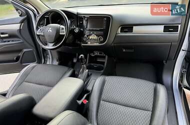 Внедорожник / Кроссовер Mitsubishi Outlander 2015 в 